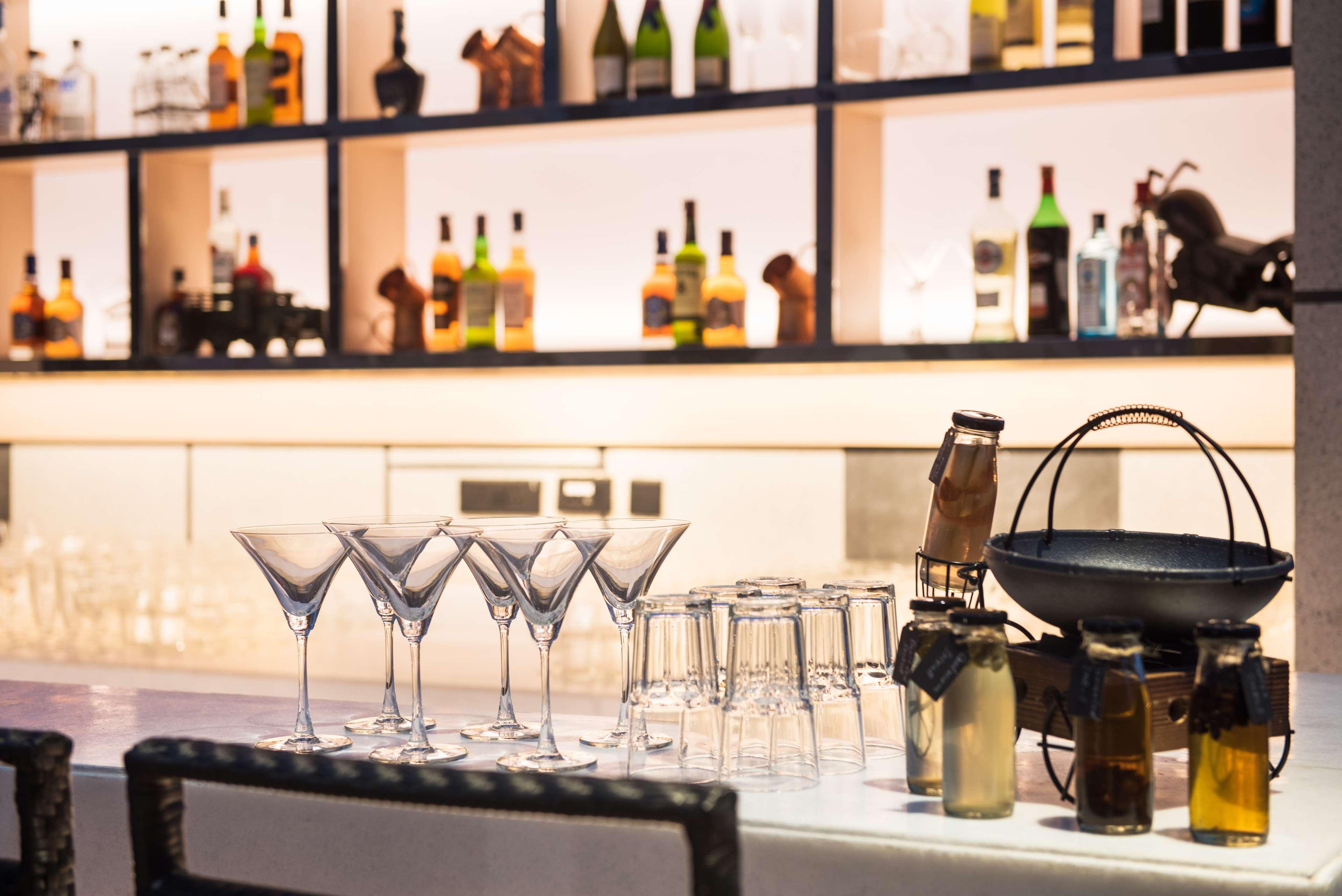 Hyatt Regency Lucknow Gomti Nagar Hotel Exterior photo A bar at a hotel