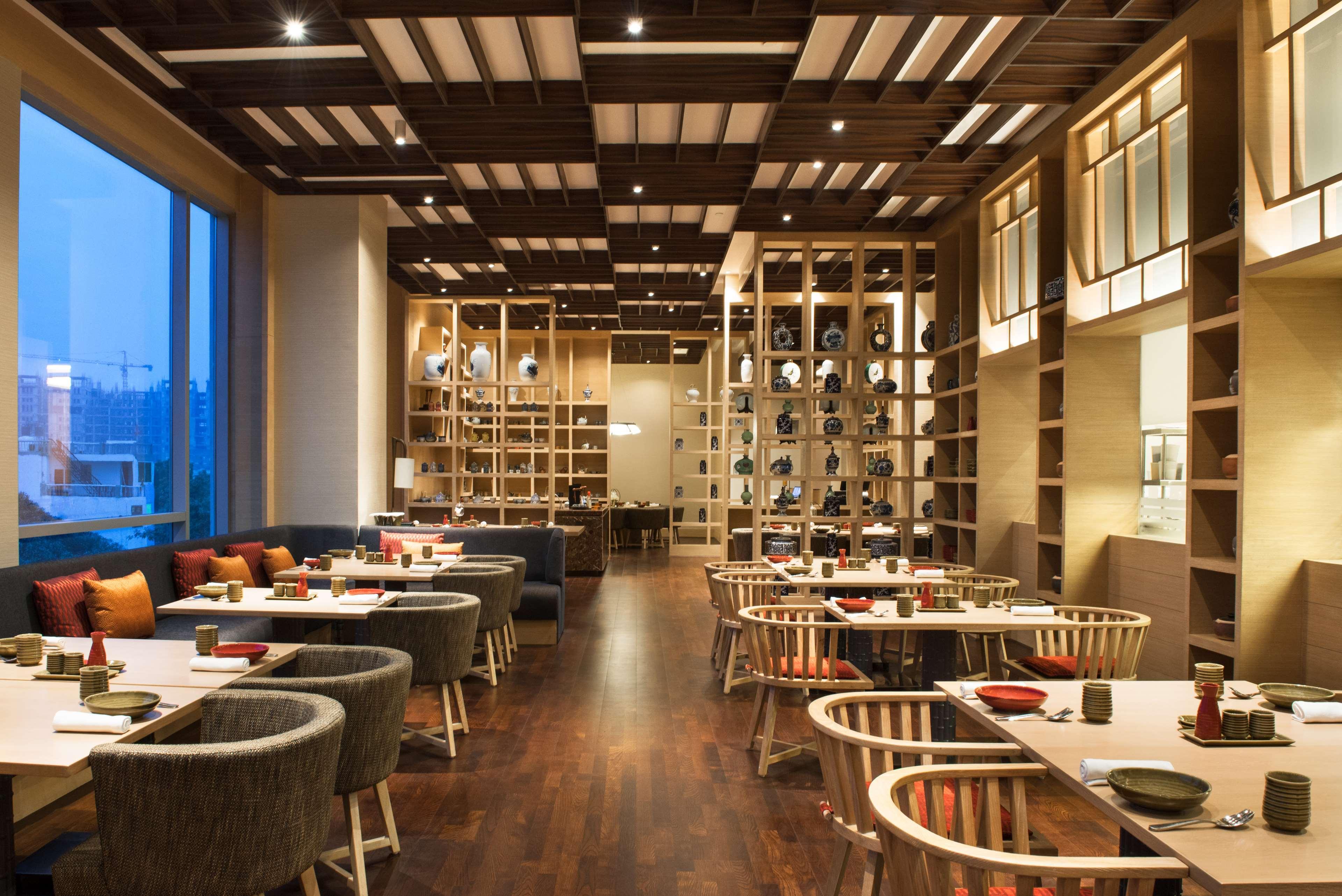 Hyatt Regency Lucknow Gomti Nagar Hotel Exterior photo The interior of the restaurant
