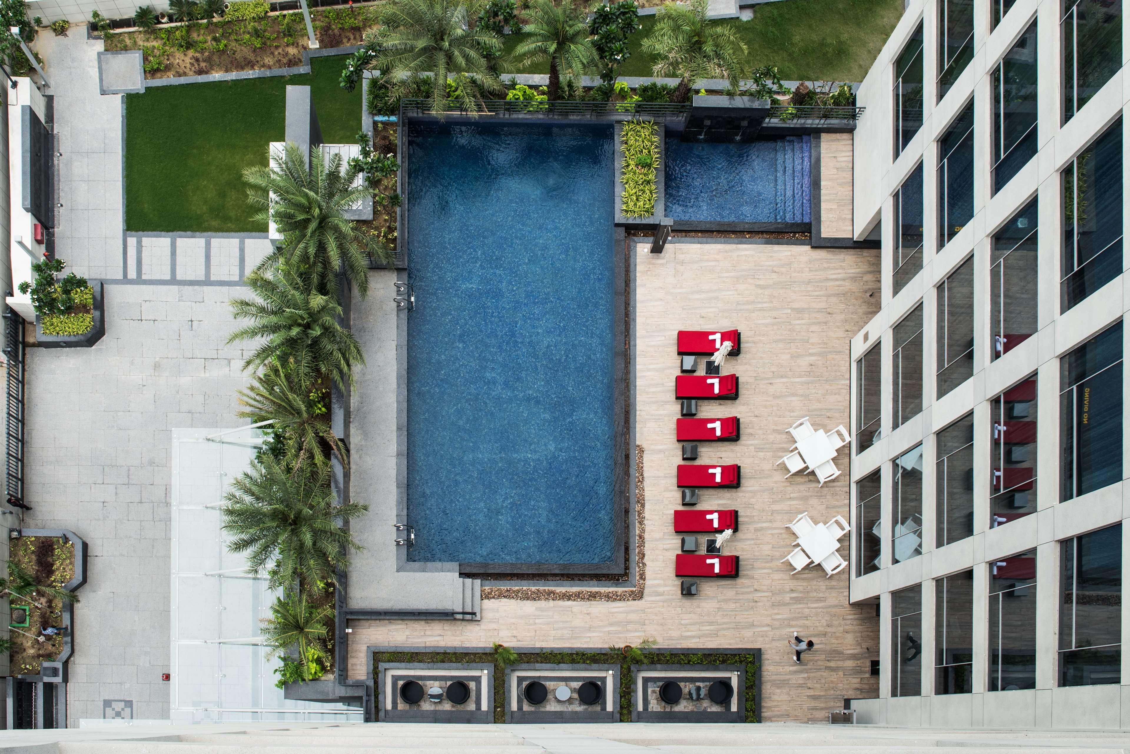 Hyatt Regency Lucknow Gomti Nagar Hotel Exterior photo The swimming pool at the hotel